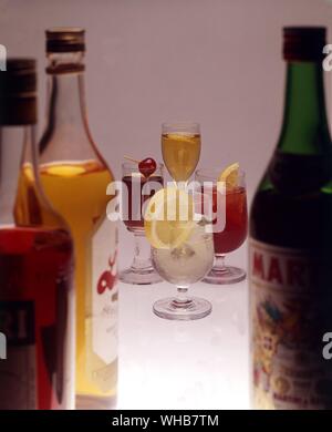 Alkoholische Getränke in Gläsern und Flaschen in den Vordergrund. Stockfoto