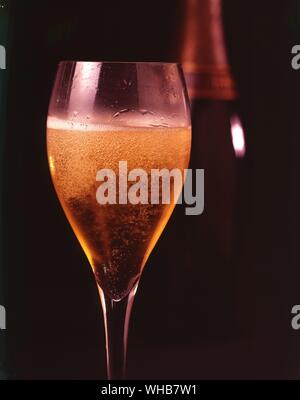 Alkoholisches Getränk im Glas - wahrscheinlich Champagner. Stockfoto