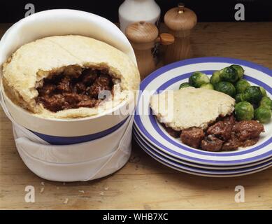 Steak und Niere pudding serviert mit Rosenkohl. Stockfoto