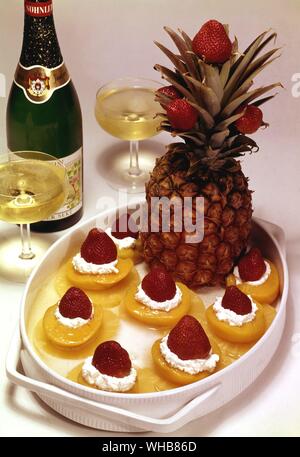 Nachtisch Pfirsiche Ananas und Erdbeeren. Stockfoto