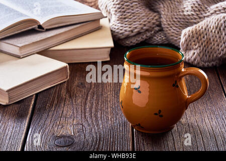 Noch immer leben mit alten hölzernen Tisch, Becher oder Tasse Tee und Bücher. Stockfoto