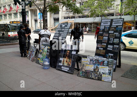 Mitglieder der isupk israelitische Schule von Universal, praktische Kenntnisse und Anzeige auf der Straße in der Innenstadt von Chicago, Illinois, Vereinigte Staaten von Amerika Stockfoto