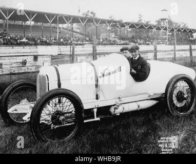 Peter Henderson in einem 1916 Maxwell auf dem Indianapolis Motor Speedway, Indiana, USA. Alle racing wurde 1916 - 1917 wegen des Ersten Weltkriegs gestoppt Stockfoto
