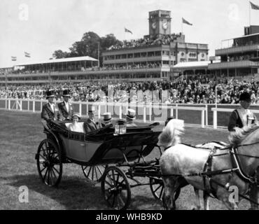 Die Königin im Ascot Race Course Ankunft im Royal Carriage mit Prinz Phillip und der Herzog von Gloucester. 18. Juni 1957 Stockfoto