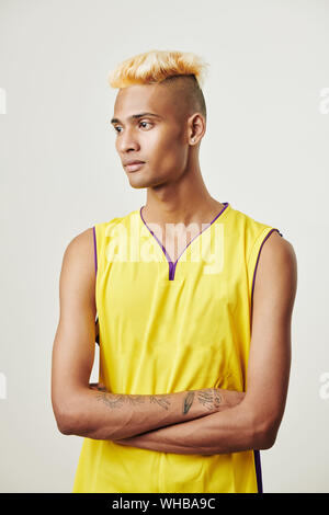 Porträt der jungen nachdenklich, schmale schwarze Basketballspieler falten Arme und Wegsehen, isoliert auf weißem Stockfoto