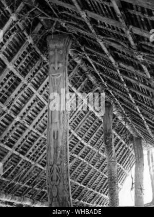 Housepost in einem zeremoniellen Haus der Kanganaman Dorf, Iatmul Stamm, mittleren Sepik, ca. 180 cm 457,2 cm Stockfoto