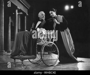 Alex Guinness als der König und Irene Wert als Helena in Tyrone Guthrie Ende gut, alles gut, Stratford Ontario 1955. . Ende gut, alles gut" ist eine Komödie von William Shakespeare Stockfoto