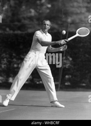 Fred Perry - Frederick John Perry (18. Mai 1909 - Februar 2, 1995) in Stockport, Cheshire geboren. war ein englischer Tennisspieler und drei Mal in Wimbledon Champion. Er war der Welt Nr. 1 Spieler für fünf Jahre, vier davon in Folge, 1934 bis 1938, die ersten drei Jahre als Bewunderer. Er war der letzte Engländer Wimbledon zu gewinnen. Stockfoto