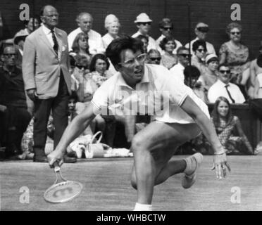 1968 Wimbledon Lawn Tennis Championships - Frau Billie Jean King von Amerika Uhren die Kugel gespannt wie sie macht eine Rückkehr in ihr Halbfinale gegen die britische Frau S. E. Jones auf dem Centre Court am 4. Juli 1968. Stockfoto