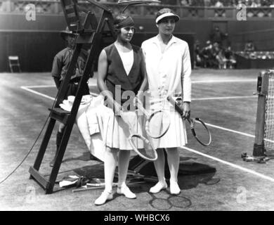 Moody und d'Alverez 1928 - Tennisspieler. Lilí de Álvarez (Mai 9, 1905 - Juli 8, 1998) war ein spanischer multi - sport Konkurrent, ein internationales Tennis Champion, ein Autor und Journalist, geboren Elia María González Álvarez y López-Chicheri.. Helen Newington Wills Roark (Oktober 6, 1905 - Januar 1, 1998), auch bekannt als Helen Wills Moody, ein amerikanischer Tennisspieler war, der allgemein als einer der größten weiblichen Tennisspieler aller Zeiten gewesen zu sein.. Stockfoto