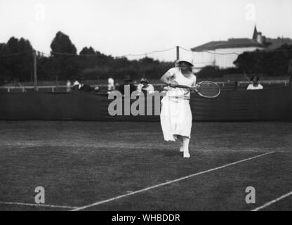 Frau S. O'Hara Holz - tennis player -. O'Hara Holz, Hector (Pat) (1891-1961) international tennis player, wurde am 30. April 1891 geboren. Am 3. August 1923 heiratete er eine Witwe Meryl Aitken Lister, geb. Waxman, auch ein prominenter Viktorianischen tennis player (hier zu sehen). Stockfoto