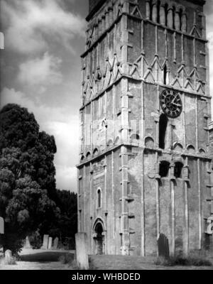 Sächsische Turm der Kirche von Allerheiligen im Earls Barton, Northamptonshire, England c 970 AD Stockfoto