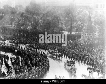 Queen Victoria - Diamond Jubilee - Victoria im Temple Bar. empfangen. Victoria (Alexandrina Victoria. 24. Mai 1819 - 22. Januar 1901) wurde die Königin des Vereinigten Königreichs von Großbritannien und Irland vom 20. Juni 1837, und die erste Kaiserin von Indien vom 1. Mai 1876, bis zu ihrem Tod am 22. Januar 1901. Ihre Herrschaft dauerte 63 Jahre und sieben Monate, länger als bei jedem anderen britischen Monarchen. Die Kolonialen Sekretär, Joseph Chamberlain, vorgeschlagen, dass die Diamond Jubilee ein Festival des Britischen Empire. Die Ministerpräsidenten aller Selbständigen Herrschaften und Kolonien waren eingeladen. Die Stockfoto