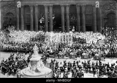 Queen Victoria - Diamond Jubilee - die Zeremonie in der St. Paul's von einem Souvenir Veröffentlichung 60 Jahre eine Königin.. Victoria (Alexandrina Victoria. 24. Mai 1819 - 22. Januar 1901) wurde die Königin des Vereinigten Königreichs von Großbritannien und Irland vom 20. Juni 1837, und die erste Kaiserin von Indien vom 1. Mai 1876, bis zu ihrem Tod am 22. Januar 1901. Ihre Herrschaft dauerte 63 Jahre und sieben Monate, länger als bei jedem anderen britischen Monarchen. Die Kolonialen Sekretär, Joseph Chamberlain, vorgeschlagen, dass die Diamond Jubilee ein Festival des Britischen Empire. Die Premierminister der Selbstverwaltung Stockfoto