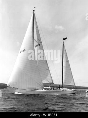 Robin Knox-Johnston, der erste Mann auf Einhändige nicht Segeln-stop um die Welt, wählte Terylene Für die Segel seiner neuen Glasfaser boot Ozean Geist, der den 1970 Round Britain Race gewann innerhalb von ein paar Wochen eingeleitet. Terylene und ICI Nylon sind auch für die Seile verwendet.. Stockfoto