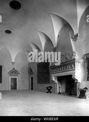 Der Dogenpalast (Palazzo Ducale) ist ein Gebäude in der italienischen Stadt Ancona in den Marken. Eine der wichtigsten Sehenswürdigkeiten in Italien, es ist als UNESCO-Weltkulturerbe Bild zeigt in der Tabelle der Sala degli Angeli, Palazzo Ducale in Urbino mit einem berühmten Kamin, das Meisterwerk von Domenico Rosselli. Stockfoto