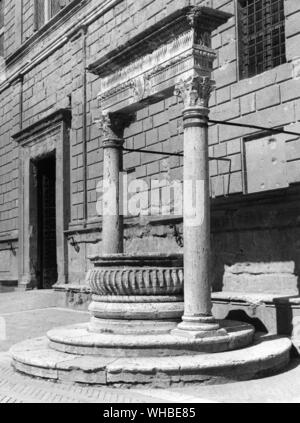 Gut von Rossellini in das trapezförmige Piazza Pio II, Pienza, Siena, Italien Stockfoto