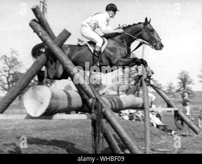 Captain Mark Phillips reiten Rock auf Springen eine der Cross Country springt an die Badminton Horse Trials 1968 Stockfoto