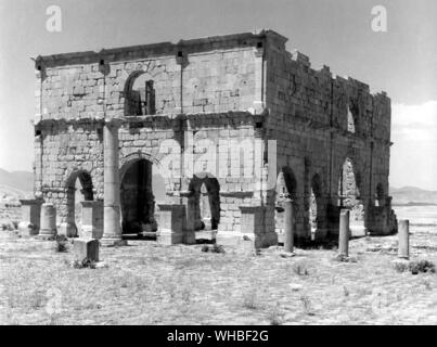 Lambessa, dem Verwaltungsgebäude der römischen Legionslager - Eingangshalle - Lambaesis, oder Lambaesa, ist eine römische Ruine in Algerien, 7 km südöstlich von Batna und 17 Meilen westlich von Timgad, befindet sich neben dem modernen Dorf von Tazoult. Die Überreste der römischen Stadt und vor allem der römischen Lagers, trotz der mutwilligen Vandalismus, zählen zu den interessantesten Ruinen im nördlichen Afrika. Die Ruinen befinden sich auf den unteren Terrassen der Aures Bergen gelegen und bestehen aus triumphbögen (ein bis Septimius Severus, der andere zu Commodus), Tempel, Aquädukte, Überreste eines Amphitheaters, Bäder und ein Stockfoto