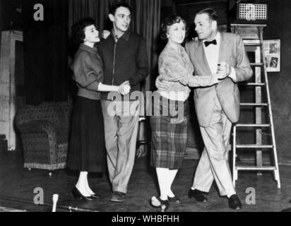 Der Entertainer von John Osbourne: Die Hauptfigur Archie Rice hier von Sir Laurence Olivier, Royal Court Theatre 1957 gespielt. Auch Proben mit Olivier sind ganz links - Geraldine McEwan, Richard Pascoe und Brenda De Banzie. Stockfoto