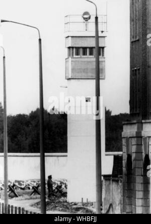 Verspiegeltes Glas guardtower an der Ostdeutschen Grenze in der Nähe von Potsdamer Platz zum Wächter von von innen schützen, und potenzielle entgeht Anschlag beim Turm ist leer, Berlin, Ost Deutschland. 13. Oktober 1981 Stockfoto