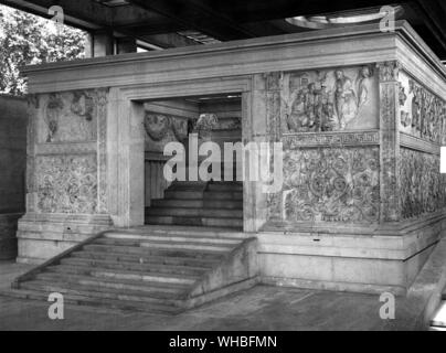 Altar des Augusteischen Friedens - der angehobenen Reliefs auf dem Ara Pacis Augustae (Altar des Augusteischen Friedens) in Rom zeigen die Triumphe der augusteischen Zeit und dem Anbruch des Pax Romana oder den Zeitraum der Römischen Frieden, dass die Herrschaft des Augustus eingeleitet.. Die Ara Pacis Augustae (Lateinisch, Altar der majestätischen Frieden. allgemein Ara Pacis gekürzt) ist ein Altar für den Frieden, die als römische Göttin vorgestellt. Es wurde von den römischen Senat am 4. Juli 13 v. Chr. beauftragte die triumphale Rückkehr von Hispania und Gaul der römische Kaiser Augustus zu Ehren, und wurde am 30. Januar 9 BC durch den Senat geweihten zu feiern, die der Stockfoto