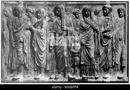 Processional Fries aus dem Altar des Augustin Frieden 13-9 V.CHR. - Rom. Die Ara Pacis Augustae (Lateinisch, Altar der majestätischen Frieden. allgemein Ara Pacis gekürzt) ist ein Altar für den Frieden, die als römische Göttin vorgestellt. Es wurde von den römischen Senat am 4. Juli 13 v. Chr. beauftragte die triumphale Rückkehr von Hispania und Gaul der römische Kaiser Augustus zu Ehren, und wurde am 30. Januar 9 BC durch den Senat geweihten den Frieden im Reich nach Augustus Siege der Altar bedeutete, war eine Vision der Römischen Zivilreligion zu feiern. Er suchte den Frieden und die fruchtbaren darzustellen Stockfoto