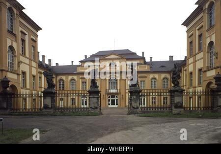 Schloss Dux - das Schloss von Dux (z · mek Duchcov in der Tschechischen) ist eine Burg in Duchcov, Nordböhmen, Tschechische Republik. Es war wie eine Festung im 13. Jahrhundert durch die Hrabiöic Dynastie, die auf Schloss Osek residierte gegründet. Nicht früher als 1527, die lobkowitz Dynastie ersetzt das Fort mit einem Flügel Renaissance Palace. Zwischen 1785 und 1798 Giacomo Casanova, der sogenannten Sekretär des 18. Jahrhunderts, verbrachte die letzten 13 Jahre seiner erstaunlichen Lebens in Duchcov. Im 19. Jahrhundert wurde die Burg im Stil des Klassizismus und der Garten im romantischen Stil wieder aufgebaut. Die Waldstein verkauft die Stockfoto