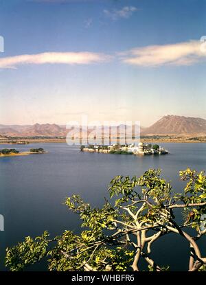 Die Jag Mandir - Insel im See in Udaipur - Jag Mandir Palace ist ein wunderschöner Palast auf der südlichen Insel Lake Pichola. Die drei-stöckigen Palace ist ein Palast in gelbem Sandstein und Marmor. In den frühen Jahren des 17. Jahrhunderts gebaut, Jag Mandir Palace wurde von Maharana Karan Singh angehoben zu dienen als Versteck für Prinz Verondely (im Volksmund als Shah Jahan bekannt). . Stockfoto