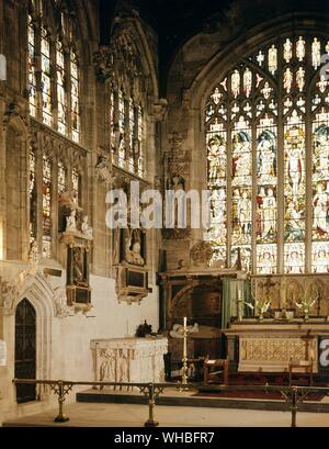 Stratford Chor der Kirche der Heiligen Dreifaltigkeit, Warwickshire - Glasfenster featureing großen Englisch und biblischen Heiligen - Die Stiftskirche des heiligen und ungeteilten Dreifaltigkeit, Stratford-upon-Avon, wird oft einfach als Shakespeare's Kirche durch seinen Ruf als Ort der Taufe und Beerdigung von William Shakespeare bekannt. Mehr als 200.000 Touristen besuchen die Kirche jedes Jahr. Der heutige Bau stammt von 1210 und ist auf dem Gelände eines sächsischen Kloster gebaut. Es ist das älteste Gebäude in Stratford, in einem markanten Lage am Ufer des Flusses Avon und ist schon lange in England die meisten besucht. Stockfoto