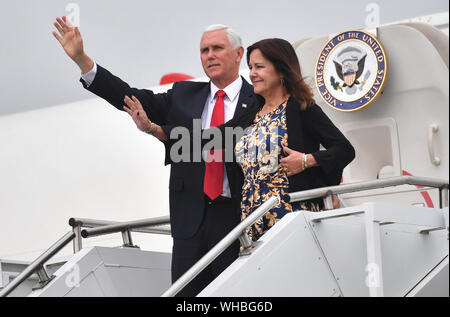 US-Vizepräsident Mike Pence und die zweite Frau Karen Pence Ankunft am Flughafen Shannon für den Start eines offiziellen Besuchs in Irland. Stockfoto