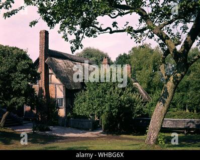 Anne Hathaway's Cottage - William Shakespeare heiratete Anne Hathaway im Jahr 1582, das Haus ihrer Familie war in dem kleinen Dorf Shottery Kaum einen Kilometer vom Zentrum von Stratford-upon-Avon. Anne war die Tochter eines yeoman Farmer, der im Jahre 1581 starb seine Tochter vererben 6 £ 13 s4d am Tag ihrer Ehe. Die Beschreibung der Hütte nicht gerecht Die Hathaway Home, das war eigentlich eine deutliche zwölf roomed Elisabethanischen Bauernhaus, der untere Teil wurde in den frühen 1460 und erweitert in ca. 1623 gebaut. Das Haus blieb im Hathaway Familie bis 1892, wenn es gekauft wurde Stockfoto