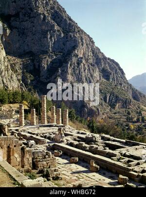 Delphi, Griechenland - eine archäologische Stätte und eine moderne Stadt in Griechenland auf der süd-westlichen Ausläufer des Mount Parnassus im Tal der Phocis. Delphi war der Ort der Orakel, wichtigste Oracle in der klassischen griechischen Welt, und es war ein wichtiger Standort für die Anbetung des Gottes Apollo. . Stockfoto