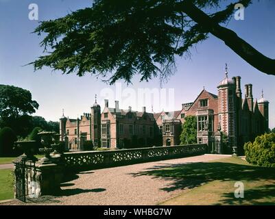 Charlcote Park, Warwicks. - Historisch und architektonisch bedeutenden, und ist auch heute noch von den Nachkommen der Lucy Familie bewohnt. Das Haus, wurde von Thomas Lucy durchgeführt (der spätere Sir Thomas Lucy geworden ist). Gebäude begannen im Jahre 1551 und östlich vor noch viel von behält die Elisabethanischen Form, mit Giebeln und achteckige Ecktürmchen, jede mit ihren eigenen Kuppel, Kugel und weathervane. Allerdings werden die meisten der externen Einrichtung stammt aus dem 19. Jahrhundert, als George Hammond Lucy Charlecote Park geerbt und wollte das Haus zu seinem früheren Glanz wieder herzustellen. Stockfoto