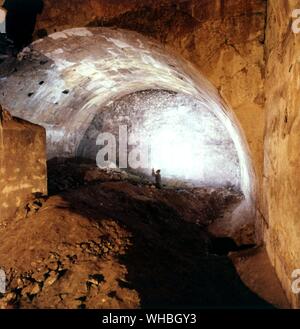 Wilson's Arch in Jerusalem verbindet den oberen und den unteren Städte - Edward Robinson, der berühmte amerikanische Gründer der biblischen Archäologie in Jerusalem das Fragment eines Bogens, die jemals seit seinem Namen geboren beobachtet. Dieses Fragment, ragt aus der Westmauer des Tempels in der Nähe der südwestlichen Ecke, wurde sofort von Robinson als Anfang oder Springer der ersten Bogen von mehreren Unterstützung der Brücke von Herodes dem Großen erbaut in den Tempel mit den westlichen Teil der Stadt über die dann tief Tyropoeon Tal zu verbinden. Josephus reords die Existenz einer solchen Brücke. Viele Stockfoto