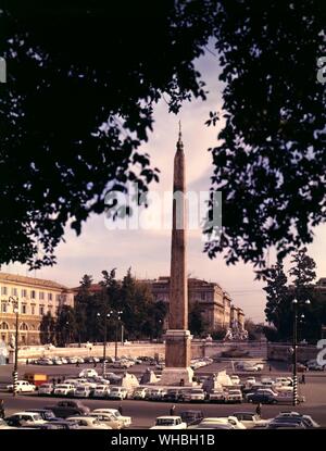 Piazza del Popolo, Rom, Italien. Ein ägyptischer Obelisk Ramses II von Heliopolis steht in der Mitte des Platzes Stockfoto