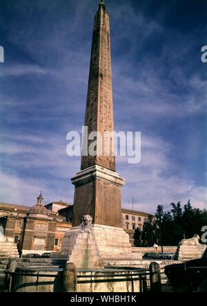 Piazza del Popolo, Rom, Italien. Ein ägyptischer Obelisk Ramses II von Heliopolis steht in der Mitte des Platzes Stockfoto