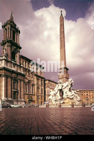 Der Brunnen der vier Flüsse, in der Piazza Navona, Rom, Italien. . Stockfoto