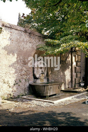 Maske Brunnen im Park der Orangenbäume, Via Pietro d'Illyria, Rom, Italien. Stockfoto