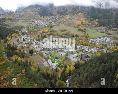 Pré-Saint-Didier: in einer natürlichen Umgebung mit Thermalquellen, Wasserfällen, Bächen und grünen Hängen. Stockfoto