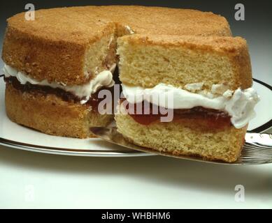 Victoria Schwamm: traditionell besteht aus Marmelade und Sahne zwischen zwei Schwamm Kuchen sandwiched Stockfoto