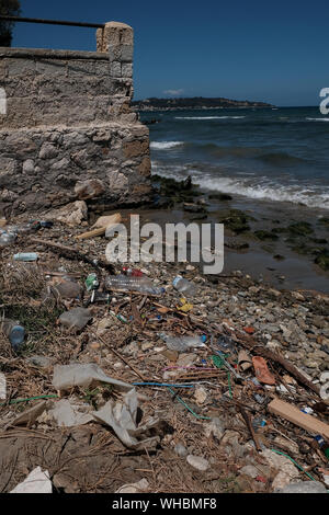 Kunststoffabfälle entlang der Küstenlinie der Insel Zakynthos, die die Auswirkungen auf die Umwelt Kunststoff ist in umweltschädliche im Ozean. Stockfoto