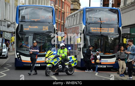 Ein Polizist hält den Verkehr als Northern Rebellion Demonstranten, Teil der globalen Bewegung Aussterben Rebellion, marschierten durch Manchester, UK, und hielt eine Reihe von sterben-ins für Maßnahmen gegen den Klimawandel zu drängen, am 2. September, 2019. Protest sites Barclays Bank, eine Primark store und HSBC Bank. Dieses war der vierte Tag des Protestes, der Deansgate, einer Hauptstraße im Zentrum von Manchester blockiert. Stockfoto