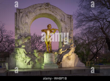 Nacht Blick auf die Goldene bronzene Denkmal von Johann Strauss II, Wien Stockfoto