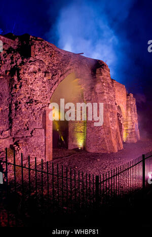 Bedlam Öfen, Ironbridge Gorge mit gefälschten Rauch beleuchtet als Teil einer Feier (Hochformat) Stockfoto