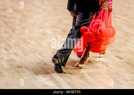 Beine Mann und Frau Tänzer auf Parkettboden Tanzen Stockfoto