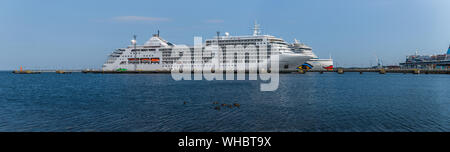 Kreuzfahrtschiffe Silver Spirit und AIDAprima Vanasadam Hafen in Tallinn in Estland angedockt. Kreuzfahrt in der Ostsee. Stockfoto