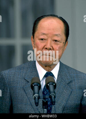 Washington DC, USA, 1. Juli 1992 Premierminister von Japan Kimchi Miyazawa spricht mit Reportern im Rosengarten des Weißen Hauses nach einem Treffen mit dem Präsidenten der Vereinigten Staaten George W. Bush im Oval Office Stockfoto