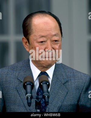 Washington DC, USA, 1. Juli 1992 Premierminister von Japan Kimchi Miyazawa spricht mit Reportern im Rosengarten des Weißen Hauses nach einem Treffen mit dem Präsidenten der Vereinigten Staaten George W. Bush im Oval Office Stockfoto