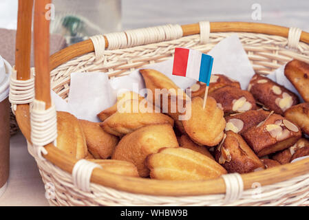 Französische Cookies in einem weißen Weidenkorb. Backen und Spezialitäten aus Frankreich. Stockfoto